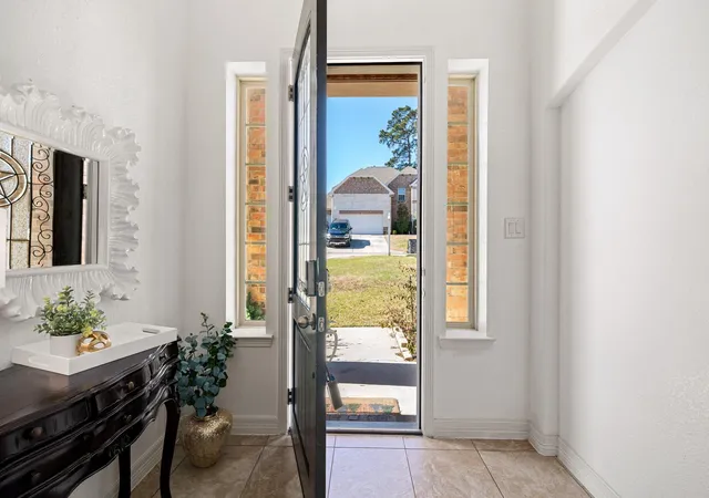 Photo 3 of Single family home for sale at 2007 Brookmont Dr, Conroe, TX 77301 | MLS# 15573025 | Listing updated on 2026-09-13