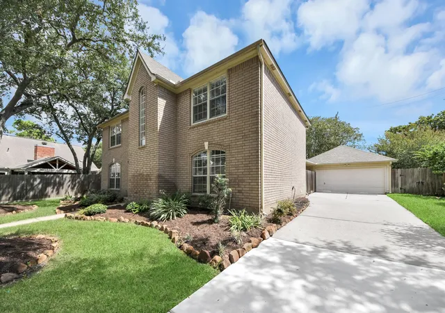 Photo 3 of Single family home for sale at 2502 Fairwind Dr, Houston, TX 77062 | MLS# 17306518 | Listing updated on 2026-10-07