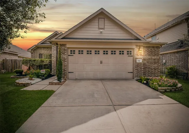 Photo 2 of Single family home for sale at 652 Maple Point Dr E, Conroe, TX 77301 | MLS# 88149176 | Listing updated on 2026-09-26
