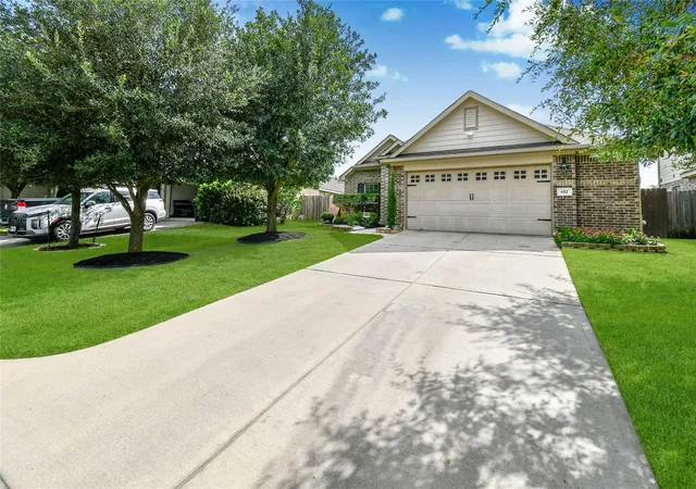 Photo 3 of Single family home for sale at 652 Maple Point Dr E, Conroe, TX 77301 | MLS# 88149176 | Listing updated on 2026-09-26