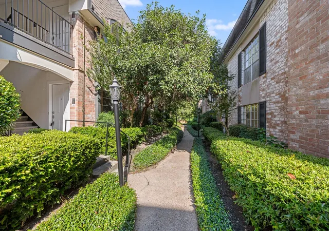 Photo 2 of Condo for sale at 1809 Stoney Brk Dr #71, Houston, TX 77063 | MLS# 11122762 | Listing updated on 2026-10-07