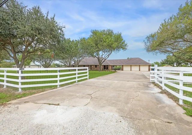 Photo 1 of Single family home for sale at 9102 N Humble Camp Rd, Dickinson, TX 77539 | MLS# 56204535 | Listing updated on 2026-10-10