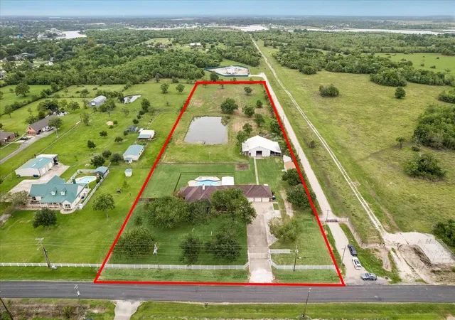 Photo 3 of Single family home for sale at 9102 N Humble Camp Rd, Dickinson, TX 77539 | MLS# 56204535 | Listing updated on 2026-10-10