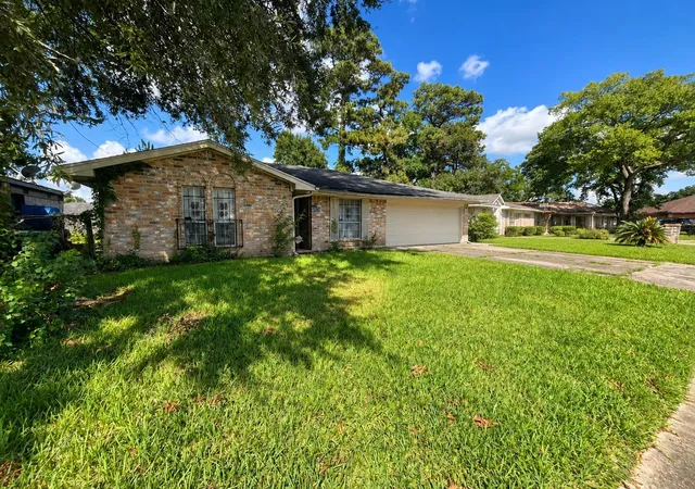 Photo 2 of Sale Pending at 9623 Glenwood Forest Dr, Houston, TX 77078 | MLS# 17634545 | Listing updated on 2026-09-23