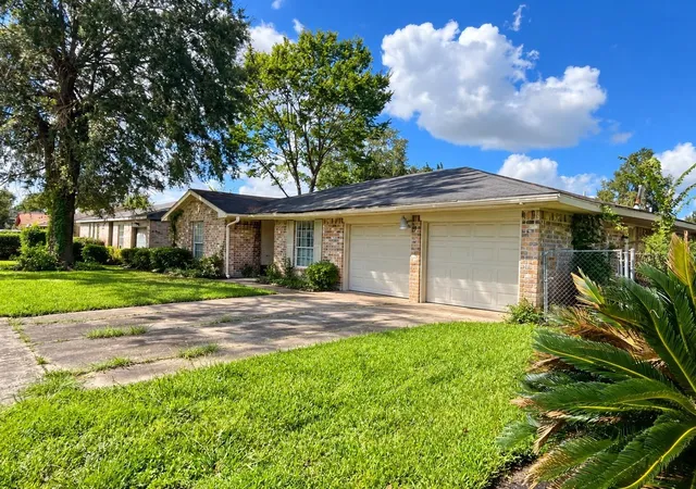 Photo 3 of Sale Pending at 9623 Glenwood Forest Dr, Houston, TX 77078 | MLS# 17634545 | Listing updated on 2026-09-23
