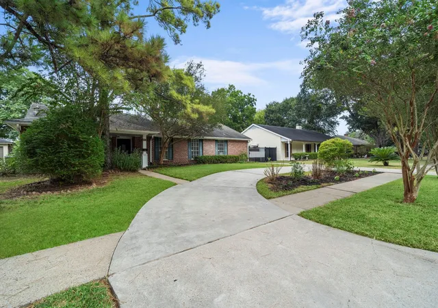 Photo 3 of Single family home for sale at 6102 Redding Rd, Houston, TX 77036 | MLS# 29556716 | Listing updated on 2026-09-07