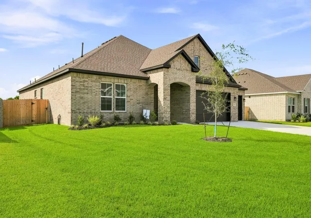 Photo 2 of Sale Pending at 12102 Old Fashion Cir, Mont Belvieu, TX 77535 | MLS# 45781378 | Listing updated on 2026-10-02