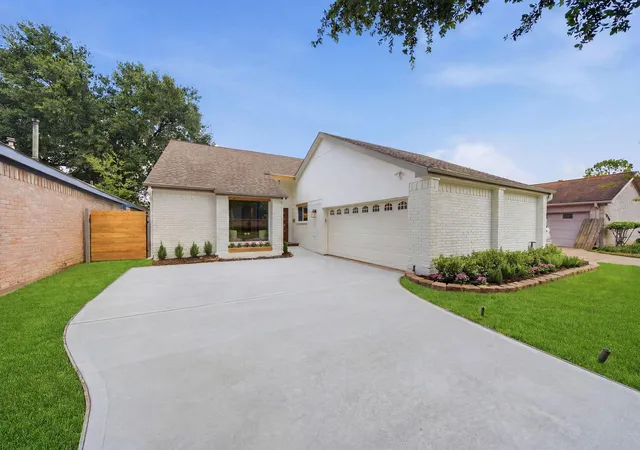 Photo 3 of Sale Pending at 1838 Rock Fence Dr, Richmond, TX 77406 | MLS# 56098918 | Listing updated on 2026-09-18