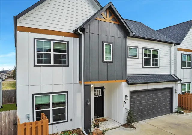 Photo 2 of Single family home for sale at 303 Blueberry St #B, Houston, TX 77018 | MLS# 53711116 | Listing updated on 2026-09-18