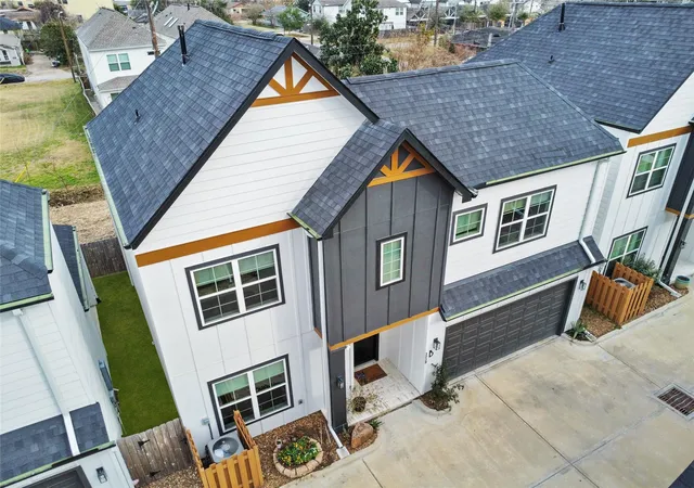 Photo 3 of Single family home for sale at 303 Blueberry St #B, Houston, TX 77018 | MLS# 53711116 | Listing updated on 2026-09-18