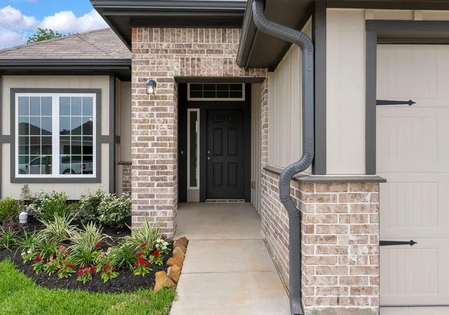 Photo 3 of Sale Pending at 307 Rockbridge Dr, Huntsville, TX 77340 | MLS# 68968993 | Listing updated on 2026-09-25