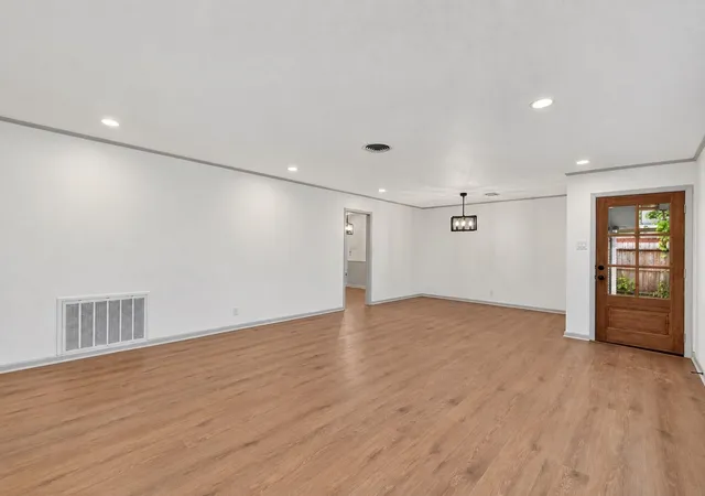 Photo 3 of Single family home for sale at 5619 Warm Springs Rd, Houston, TX 77035 | MLS# 97268173 | Listing updated on 2026-09-11