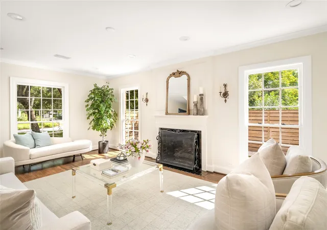 Photo 3 of Sale Pending at 3105 Locke Ln, Houston, TX 77019 | MLS# 82082969 | Listing updated on 2026-09-24