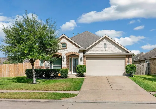 Photo 1 of Single family home for sale at 5215 Green Heath Ln, Rosharon, TX 77583 | MLS# 15384012 | Listing updated on 2026-09-28