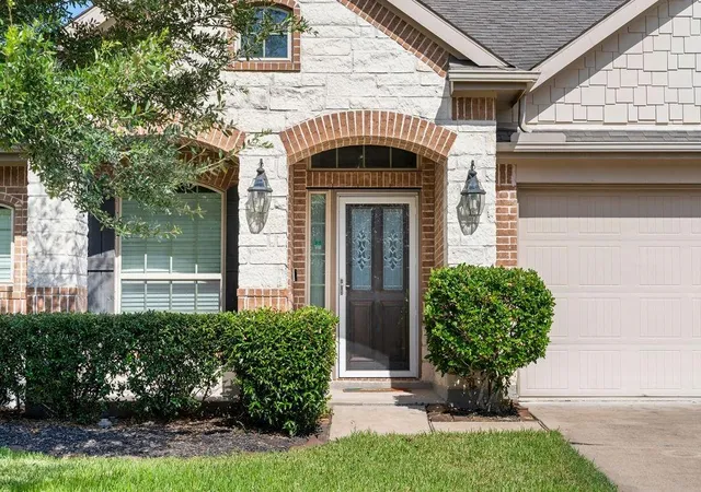 Photo 2 of Single family home for sale at 5215 Green Heath Ln, Rosharon, TX 77583 | MLS# 15384012 | Listing updated on 2026-09-28