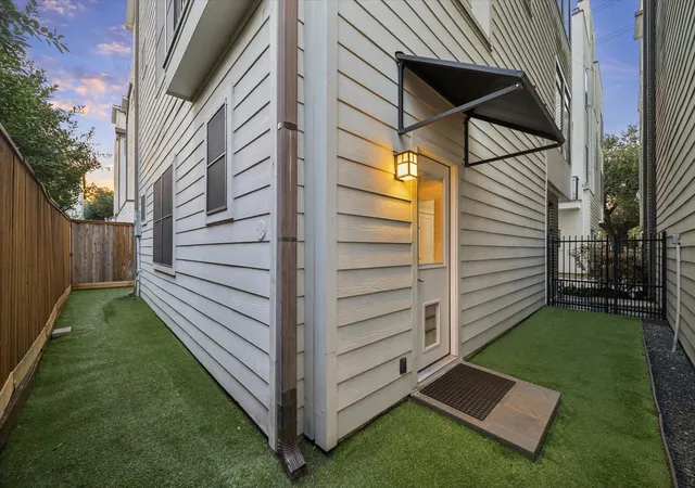Photo 3 of Single family home for sale at 1923 Johnson St, Houston, TX 77007 | MLS# 93922234 | Listing updated on 2026-09-23