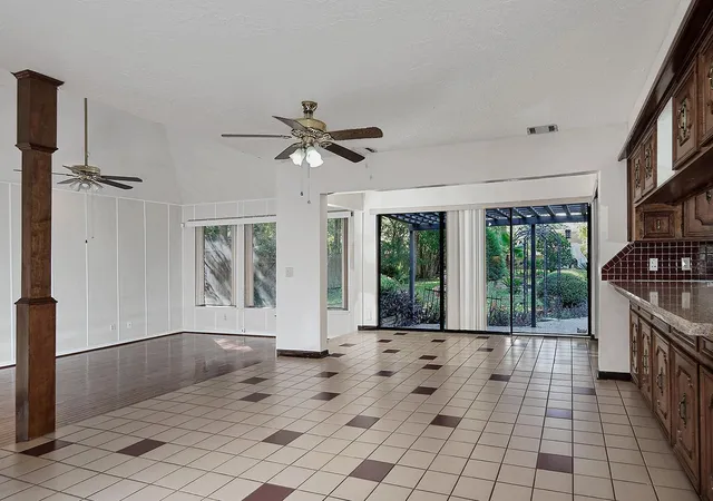 Photo 4 of Single family home for sale at 319 S Rivershire Dr, Conroe, TX 77304 | MLS# 55393568 | Listing updated on 2026-09-09
