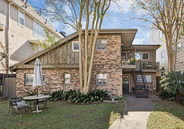 Photo 2 of Sale Pending at 4207 Drake St, Houston, TX 77005 | MLS# 26197651 | Listing updated on 2026-09-15