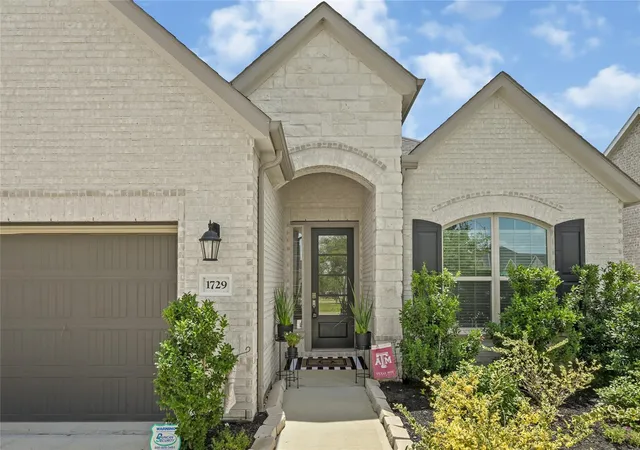 Photo 2 of Single family home for sale at 1729 Stable Stone Ln, Pearland, TX 77581 | MLS# 34061783 | Listing updated on 2026-09-12