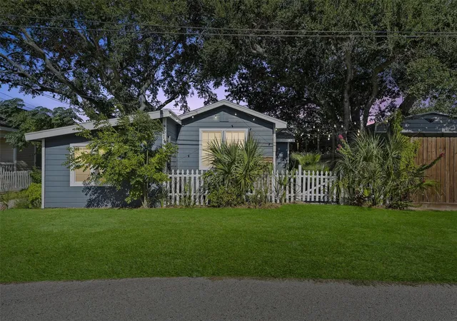 Photo 1 of Single family home for sale at 2614 59th Street, Galveston, TX 77551 | MLS# 44717752 | Listing updated on 2026-10-10