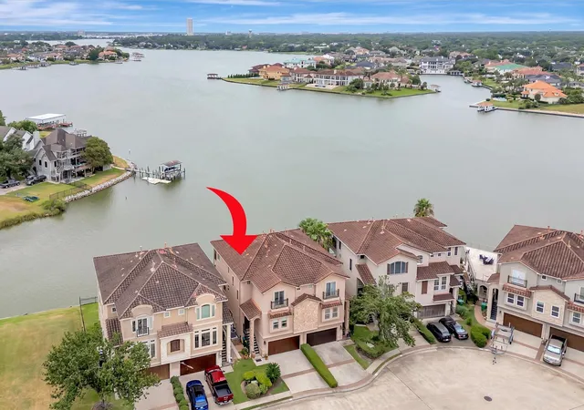 Photo 2 of Townhouse for sale at 4125 Boardwalk Blvd, Seabrook, TX 77586 | MLS# 61922261 | Listing updated on 2026-09-06
