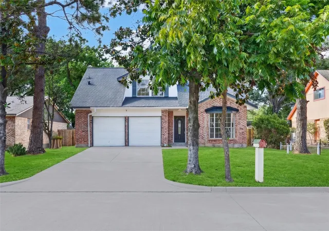 Photo 4 of Sale Pending at 2426 Woodsdale Blvd, Houston, TX 77038 | MLS# 59974527 | Listing updated on 2026-09-19