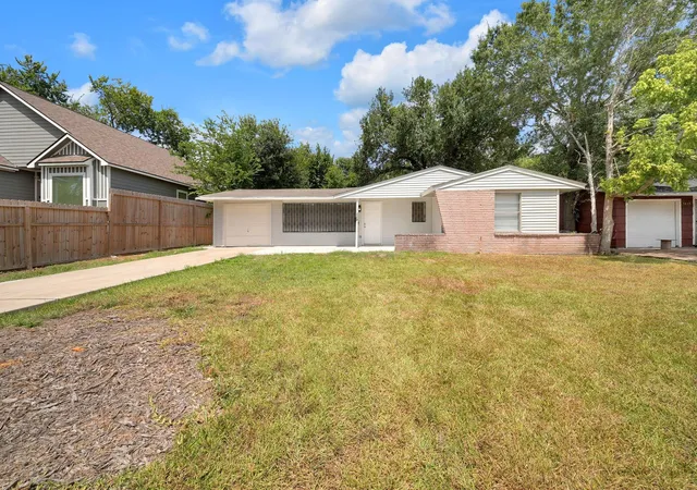 Photo 1 of Single family home for sale at 5831 Lyndhurst St, Houston, TX 77033 | MLS# 42853408 | Listing updated on 2026-09-10
