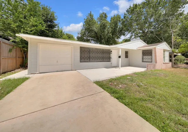 Photo 2 of Single family home for sale at 5831 Lyndhurst St, Houston, TX 77033 | MLS# 42853408 | Listing updated on 2026-09-10