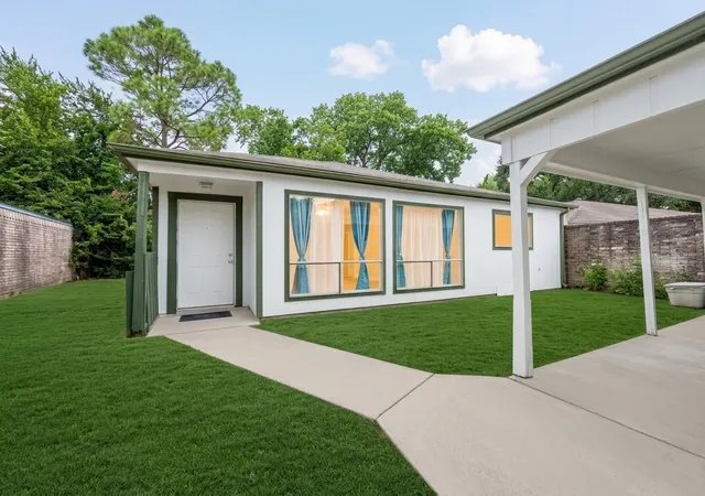 Photo 3 of Single family home for sale at 16034 Glen Mar Dr, Houston, TX 77082 | MLS# 21210775 | Listing updated on 2026-09-17