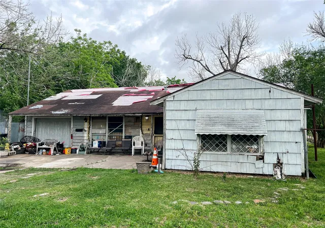Photo 3 of Sale Pending at 5863 Southgood St, Houston, TX 77033 | MLS# 23484035 | Listing updated on 2026-09-21