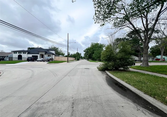 Photo 3 of Sale Pending at 5863 Southgood St, Houston, TX 77033 | MLS# 23484035 | Listing updated on 2026-09-21