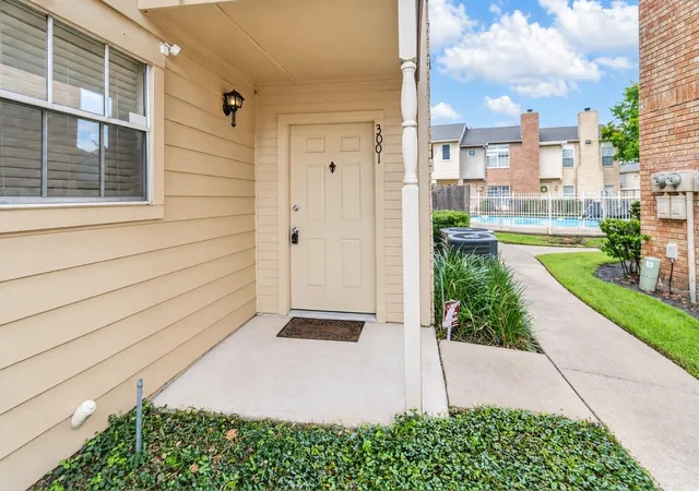 Photo 2 of Condo for sale at 1515 Sandy Springs Rd #3001, Houston, TX 77042 | MLS# 70629007 | Listing updated on 2026-10-03