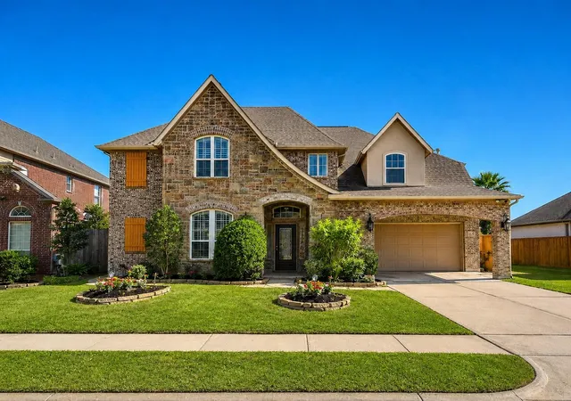 Photo 3 of Single family home for sale at 2421 Harbor Chase Dr, Pearland, TX 77584 | MLS# 9010954 | Listing updated on 2026-09-02