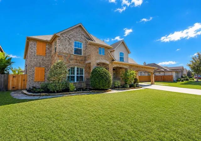 Photo 3 of Single family home for sale at 2421 Harbor Chase Dr, Pearland, TX 77584 | MLS# 9010954 | Listing updated on 2026-09-02