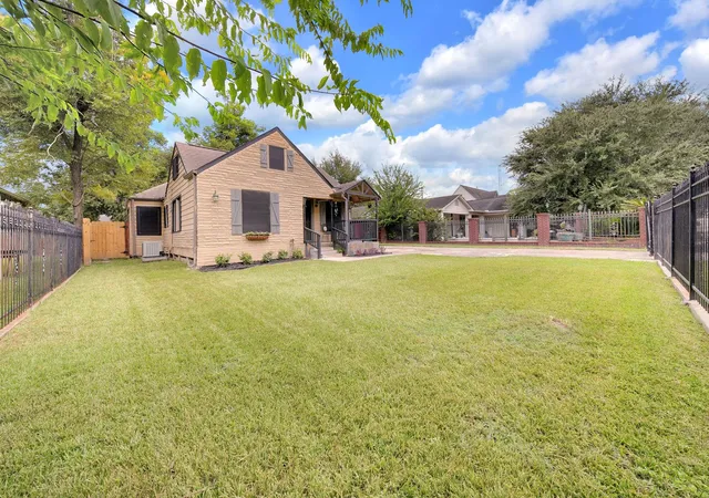 Photo 3 of Single family home for sale at 1103 Beckman St, Houston, TX 77076 | MLS# 79017868 | Listing updated on 2026-10-10