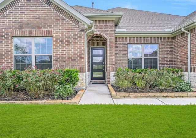 Photo 2 of Single family home for sale at 6204 Red Oak Ct, League City, TX 77573 | MLS# 10542234 | Listing updated on 2026-09-26