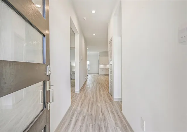 Photo 3 of Single family home for sale at 6204 Red Oak Ct, League City, TX 77573 | MLS# 10542234 | Listing updated on 2026-09-26