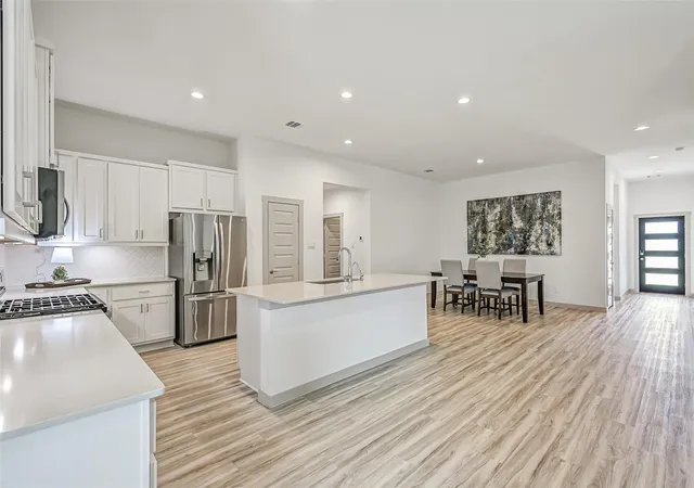 Photo 3 of Single family home for sale at 6204 Red Oak Ct, League City, TX 77573 | MLS# 10542234 | Listing updated on 2026-09-26