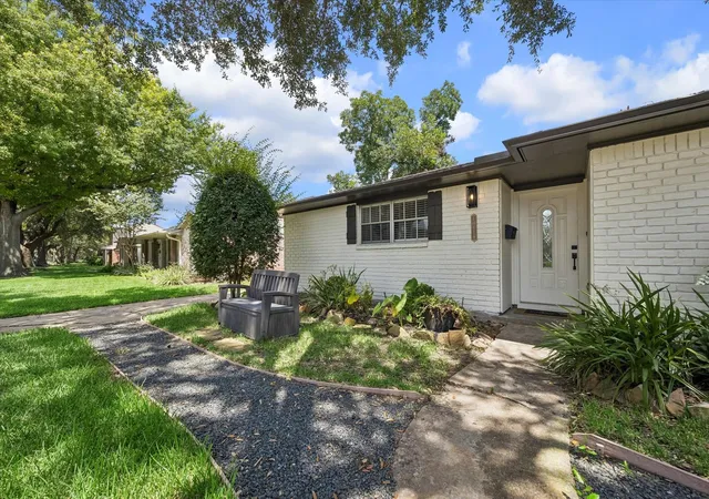 Photo 2 of Single family home for sale at 10618 Wickersham Ln, Houston, TX 77042 | MLS# 74662698 | Listing updated on 2026-09-19