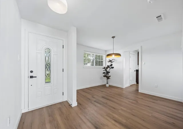 Photo 3 of Single family home for sale at 10618 Wickersham Ln, Houston, TX 77042 | MLS# 74662698 | Listing updated on 2026-09-19