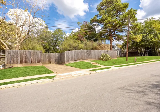 Photo 3 of Single family home for sale at 906 W 1st Street, Brenham, TX 77833 | MLS# 91704507 | Listing updated on 2026-09-08