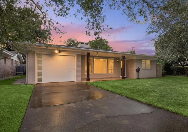 Photo 1 of Single family home for sale at 1205 Marine Dr, Galveston, TX 77550 | MLS# 55569495 | Listing updated on 2026-09-27