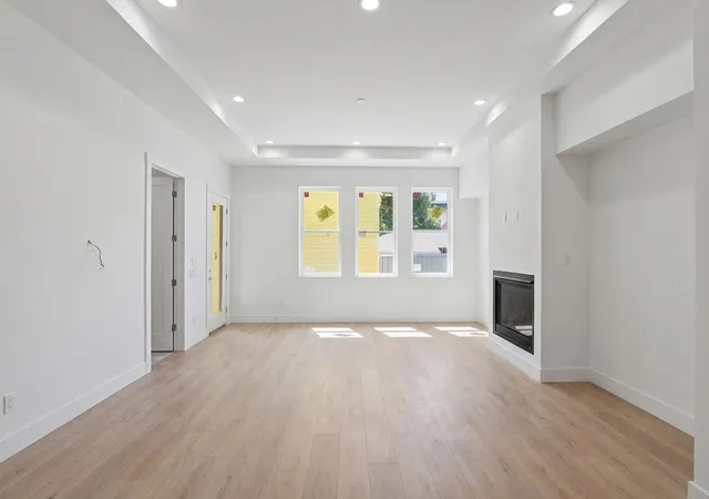 Photo 3 of Sale Pending at 310 W 9th Street, Houston, TX 77007 | MLS# 86623183 | Listing updated on 2026-09-20