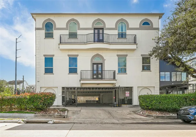 Photo 2 of Condo for sale at 5801 Winsome Ln #305, Houston, TX 77057 | MLS# 68486983 | Listing updated on 2026-09-09