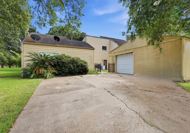 Photo 2 of Multi family home for sale at 1621 & 1623 W Adoue St, Alvin, TX 77511 | MLS# 72534140 | Listing updated on 2026-09-09