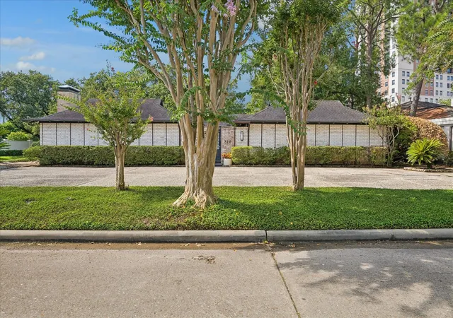 Photo 1 of Single family home for sale at 814 Wild Valley Rd, Houston, TX 77057 | MLS# 82384370 | Listing updated on 2026-10-03