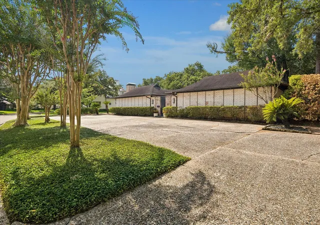 Photo 2 of Single family home for sale at 814 Wild Valley Rd, Houston, TX 77057 | MLS# 82384370 | Listing updated on 2026-10-03