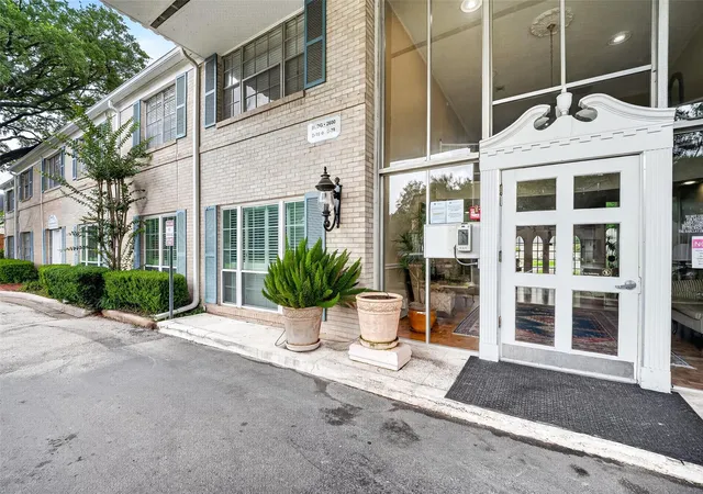 Photo 2 of Condo for sale at 2600 Bellefontaine St Apt D24, Houston, TX 77025 | MLS# 49614270 | Listing updated on 2026-09-01