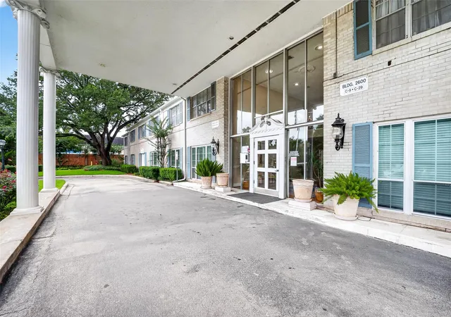 Photo 3 of Condo for sale at 2600 Bellefontaine St Apt D24, Houston, TX 77025 | MLS# 49614270 | Listing updated on 2026-09-01
