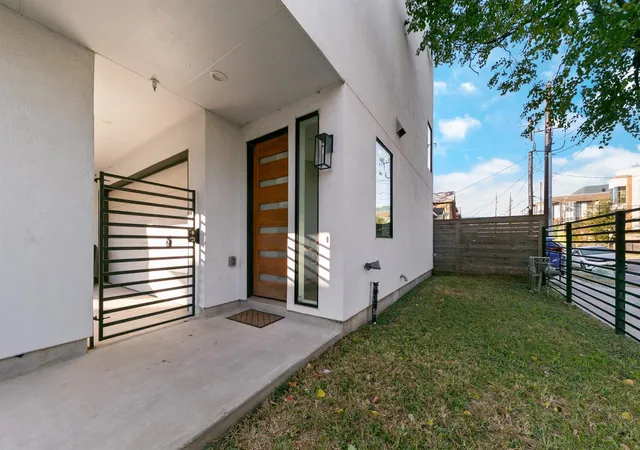 Photo 3 of Single family home for sale at 604 Oakley St, Houston, TX 77006 | MLS# 68000510 | Listing updated on 2026-09-02